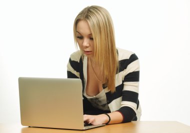 bir dizüstü bilgisayar ile çalışan genç kadın