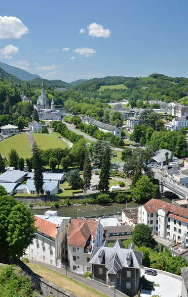 Vista estiva di Lourdes con la basilica del Rosario — Foto Stock