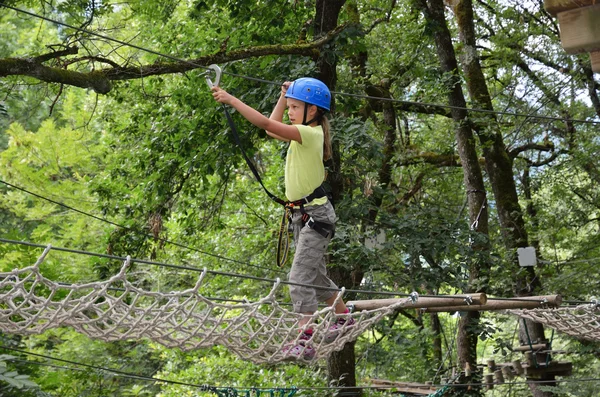 Meisje in het touw parkour — Stockfoto