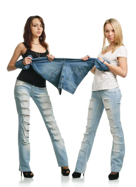 Junge Frauen, die für Jeans berauben — Stockfoto