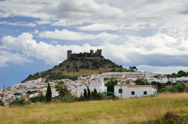 İspanyol castle tepenin üzerinde — Stok fotoğraf