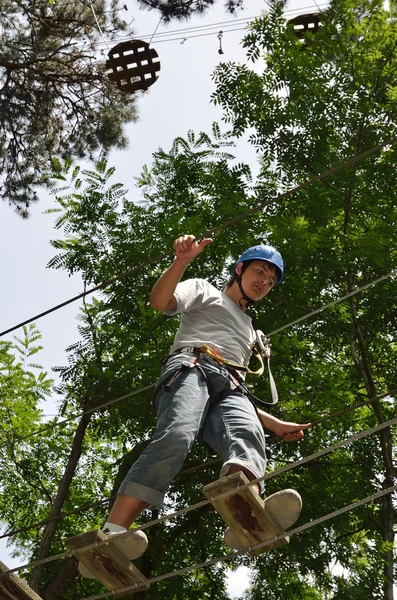 ipleri sahasında genç çocuk