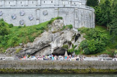 Ey iman edenler ve turistler grotto Lourdes yakınındaki
