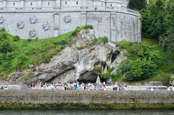 Croyants et touristes près de la Grotte de Lourdes — Photo