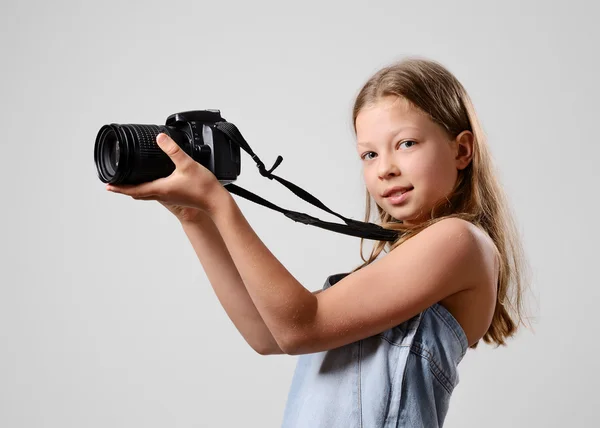 Preteen girl with a big camera — Stock Photo, Image