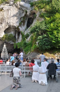 grotto yakınındaki inananlar lourdes