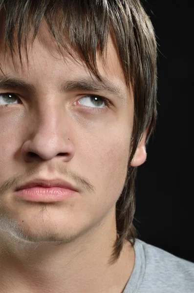 Gesicht eines ernsthaften Teenagers — Stockfoto