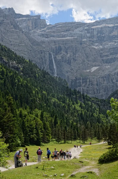 远足者步行的 gavarnie 太阳剧团 — 图库照片