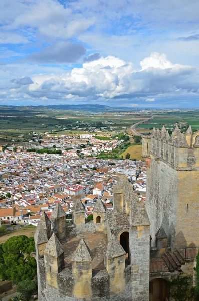 Spanische Landschaft mit der weißen Stadt und der antiken Festung — Stockfoto