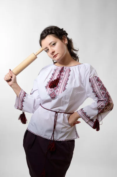Prêt fille ukrainienne avec un rouleau à pâtisserie — Photo