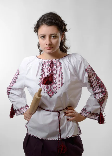 Resolutes ukrainisches Mädchen mit Nudelholz — Stockfoto