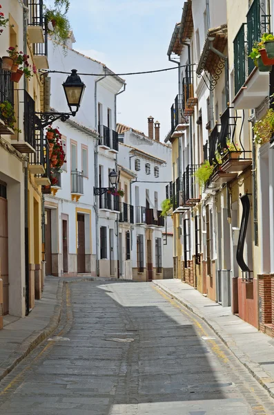 Sonnige Straße der spanischen Stadt Granada lizenzfreie Stockbilder
