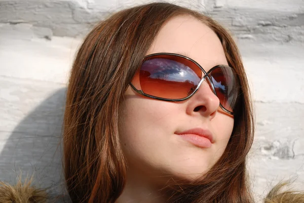 Visage de jeune fille en lunettes de soleil, gros plan — Photo