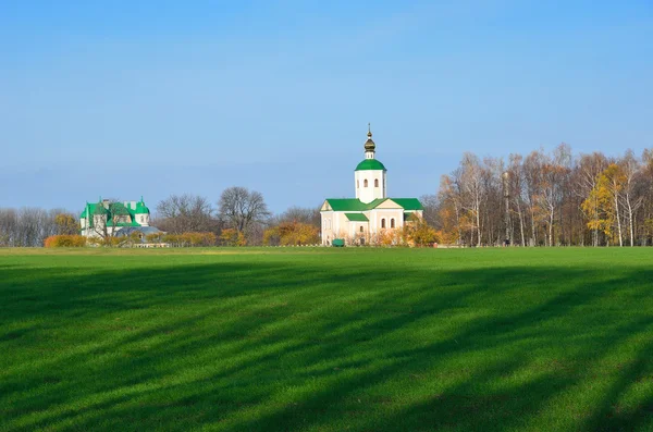 Paysage de pays ukrainien avec une église — Photo