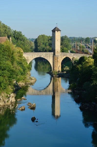 Berömda medeltida bron i den gamla franska staden orthez — Stockfoto