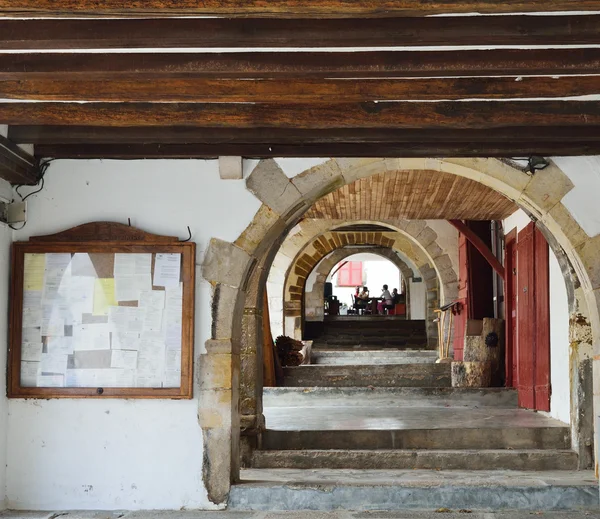 Анфилада арок в баскском городе Ла Бастида-Кларанс — стоковое фото