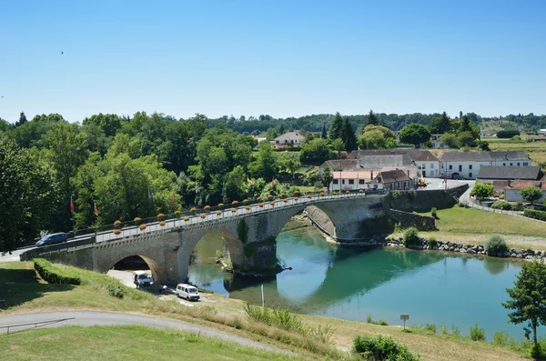 Vista de verano de la ciudad peregrina francesa Navarrenx — Foto de Stock