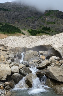 Buzul (le pont de neige) yaz Pyrenees içinde