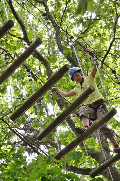 Preteen meisje op het hindernissenparcours — Stockfoto