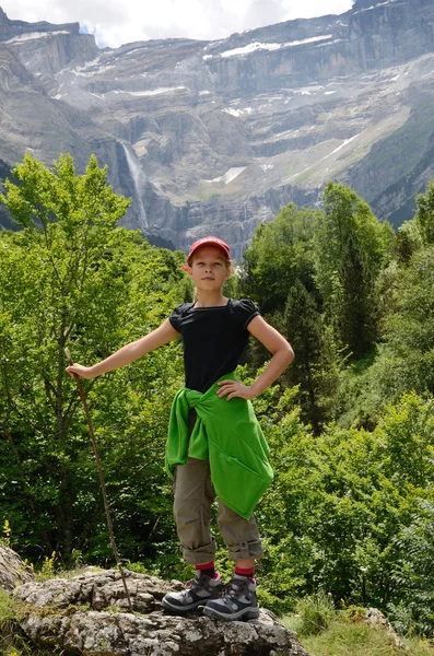 Youth hiker against the mountain cirque of Gavarnie — Stock Photo, Image