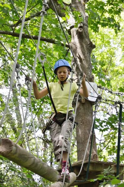 Preteen menina no curso de obstáculo — Fotografia de Stock