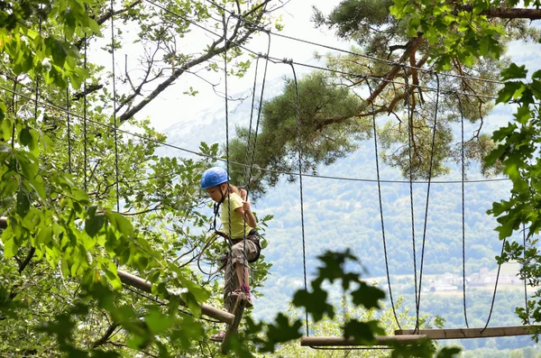 Preteen menina no curso de obstáculo — Fotografia de Stock