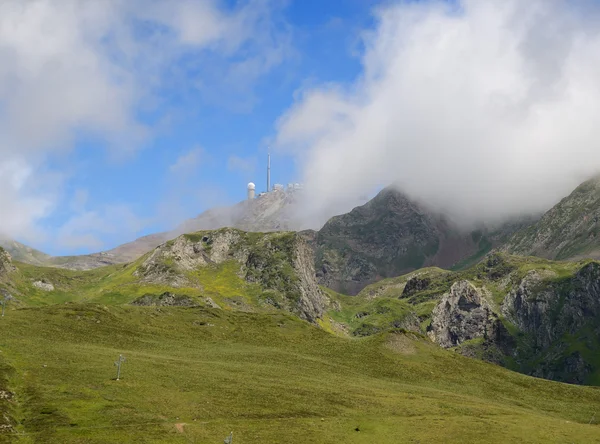 Summer mountains with an observatory in Pyrenees — Stock Photo, Image