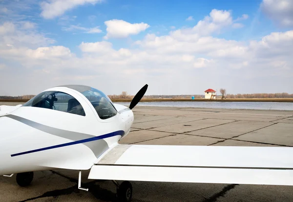 A modern light aircraft on the airfield — Stock Photo, Image