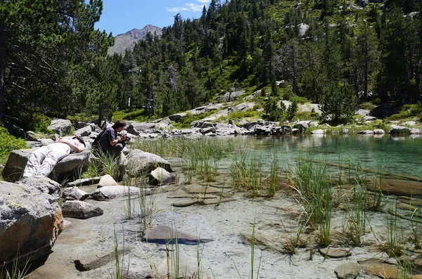 Tourists near the mountainous lake — Stock Photo, Image