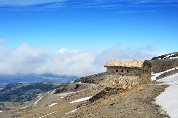 Pendenza primaverile di una montagna Veleta nella Sierra Nevada andalusa — Foto Stock