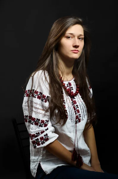 Menina ucraniana na blusa tradicional bordada — Fotografia de Stock