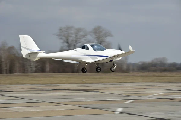 Un avión ligero sobre la pista — Foto de Stock