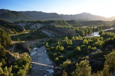 bozulmamış Nehri Vadisi ara gün batımında, İspanyol pyrenees