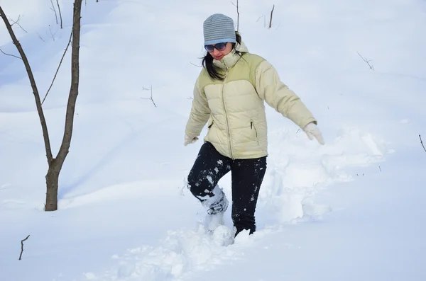 Femme dans la neige profonde — Photo