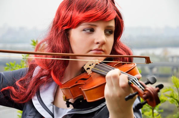 Close-up of teenage girl playing the violin outdoors — Stock Photo, Image