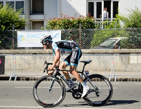 A cyclist racing in the urban street — Stock Photo, Image