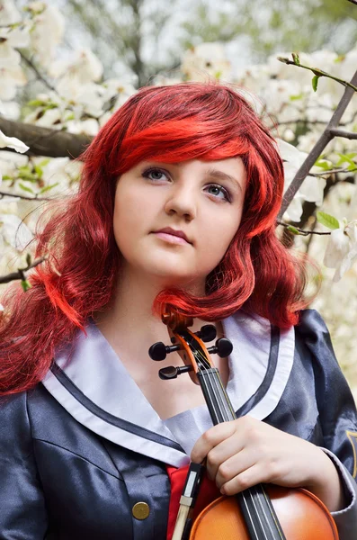 Jeune fille rêveuse avec un violon — Photo