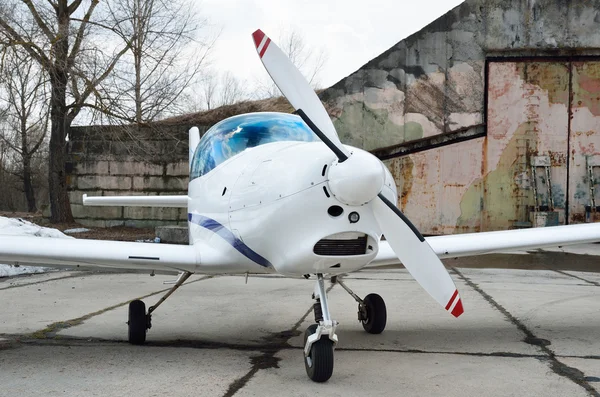 Un avión ligero en el aeródromo — Foto de Stock