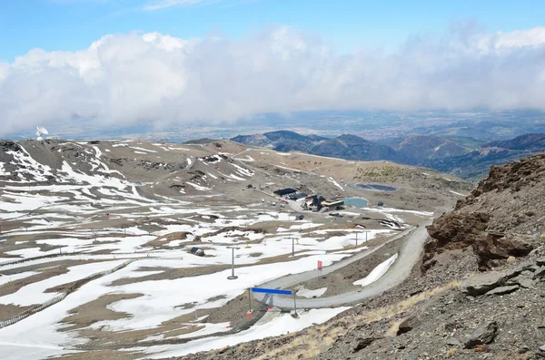 Spanska skidorten i våren sierra nevada — Stockfoto