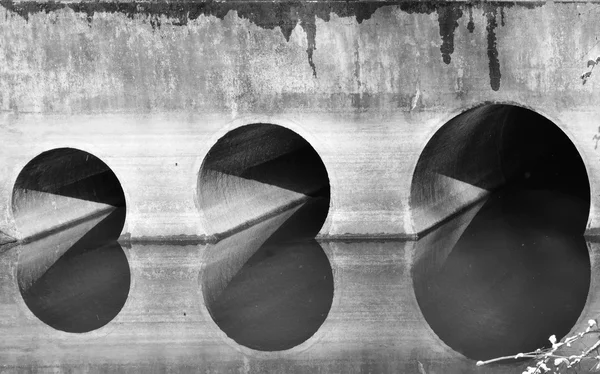 La lumière et les ombres du vieux pont — Photo