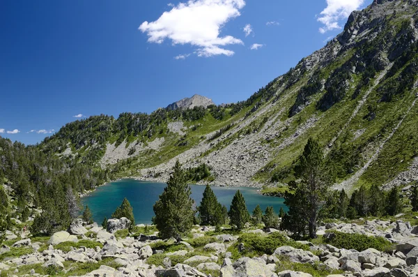 Bergiga sjön les laquettes i franska Pyrenéerna — Stockfoto