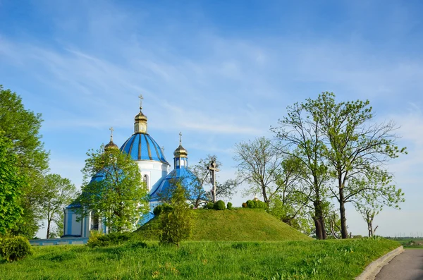 Православный храм на холме, Украина — стоковое фото