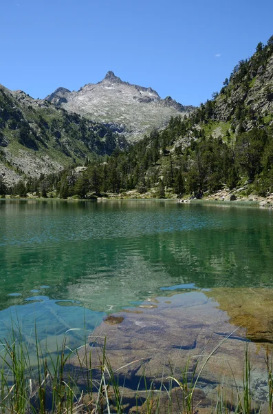 フランスのピレネー山脈の山岳地帯の湖レ laquettes — ストック写真