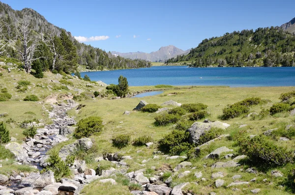 Mountainous lake d'Aumar in the French Pyrenees — Stock Photo, Image