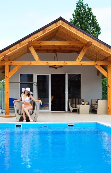 Woman resting at the pool — Stock Photo, Image