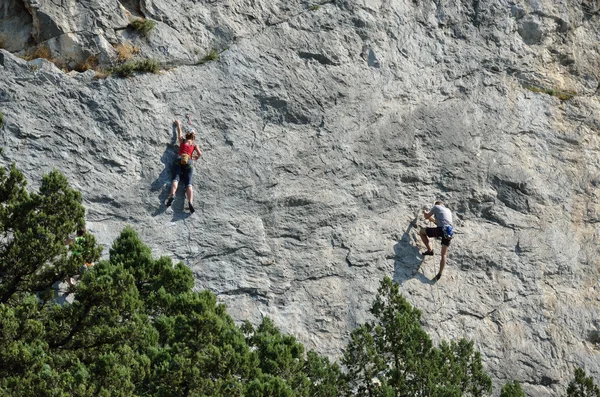 Pendaki di atas batu semata — Stok Foto