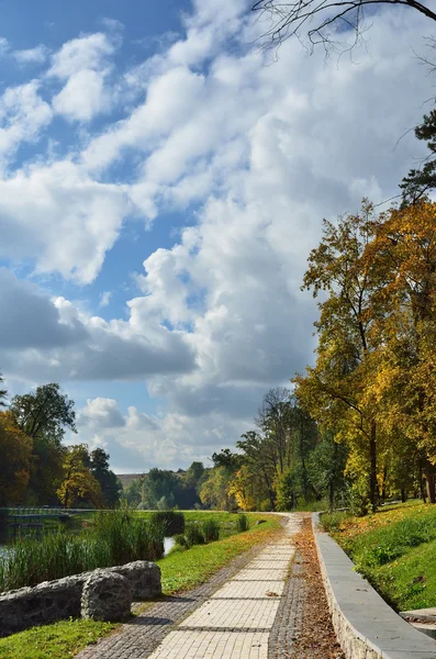 Park krajobrazowy w jesieni — Zdjęcie stockowe