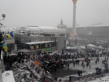 euromaidan. 11.12.2013. polis saldırı Protestanlar huzurlu Camp ertesi gün. Kiev.