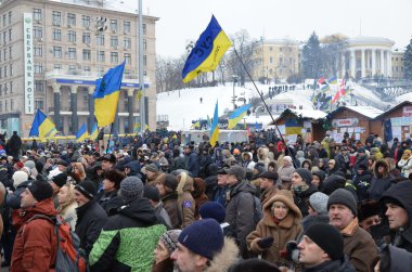 euromaidan. 11.12.2013. kiev. Polis Kuvvetleri. saldırının ertesi gün. Pro et contra gösteriler. devrim Ukrayna.