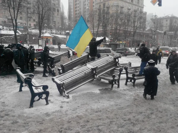 Euromaidan. 11.12.2013. день після нападу поліцейських сил на мирне табору протестантів. Київ. — стокове фото